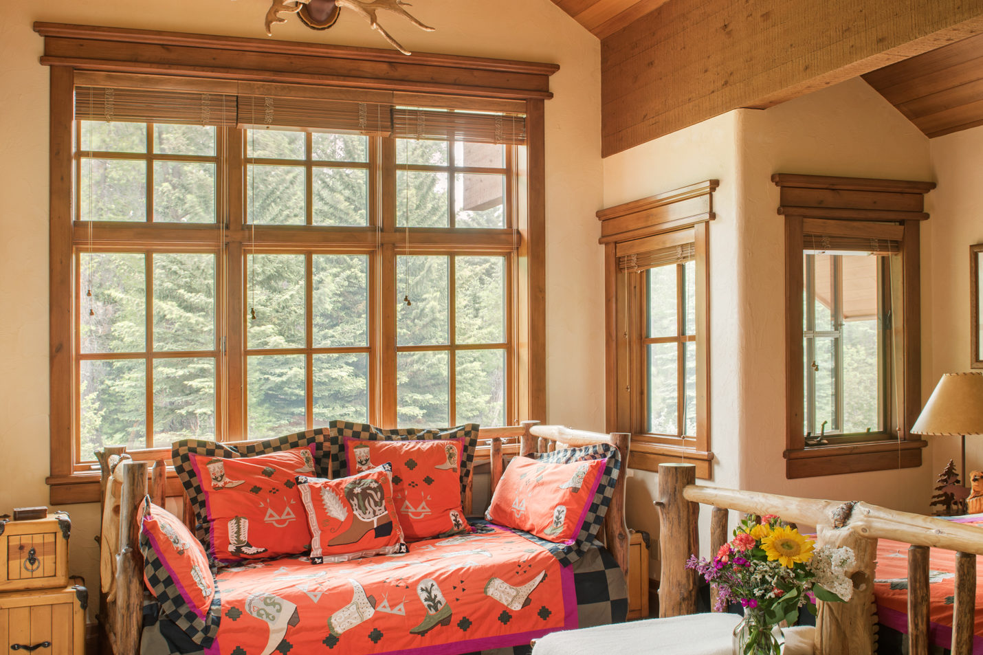 main_house_bedroom_5 A large bedroom with a queen sized bed and an additional daybed
